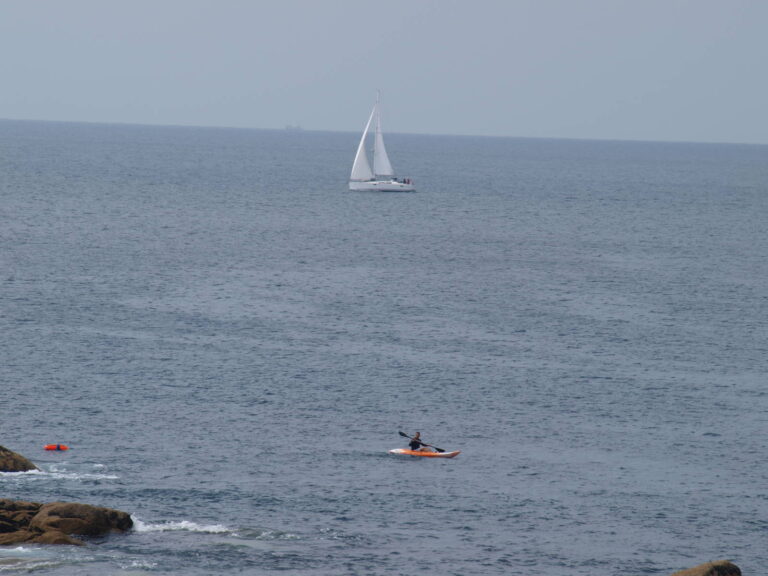 Velero saliendo de la ría